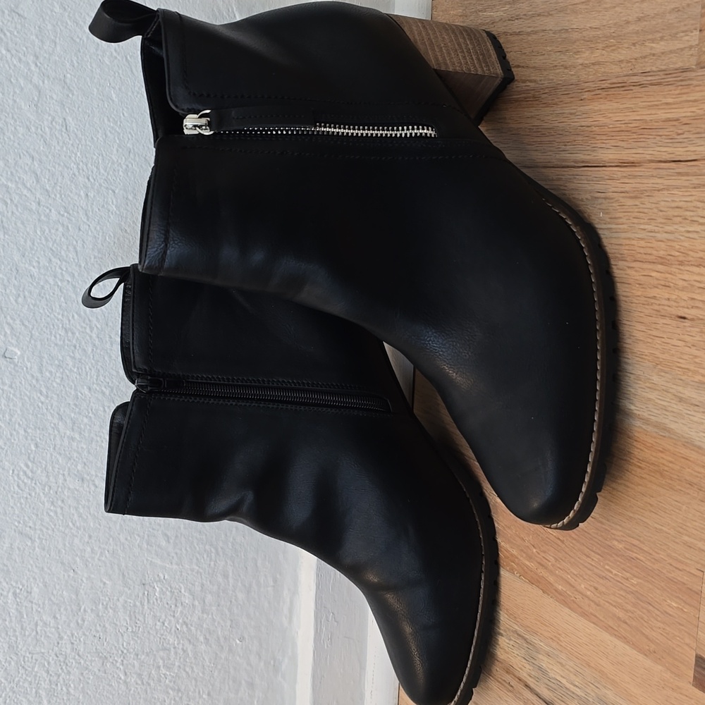 Avenue Booties With Zipper Detail